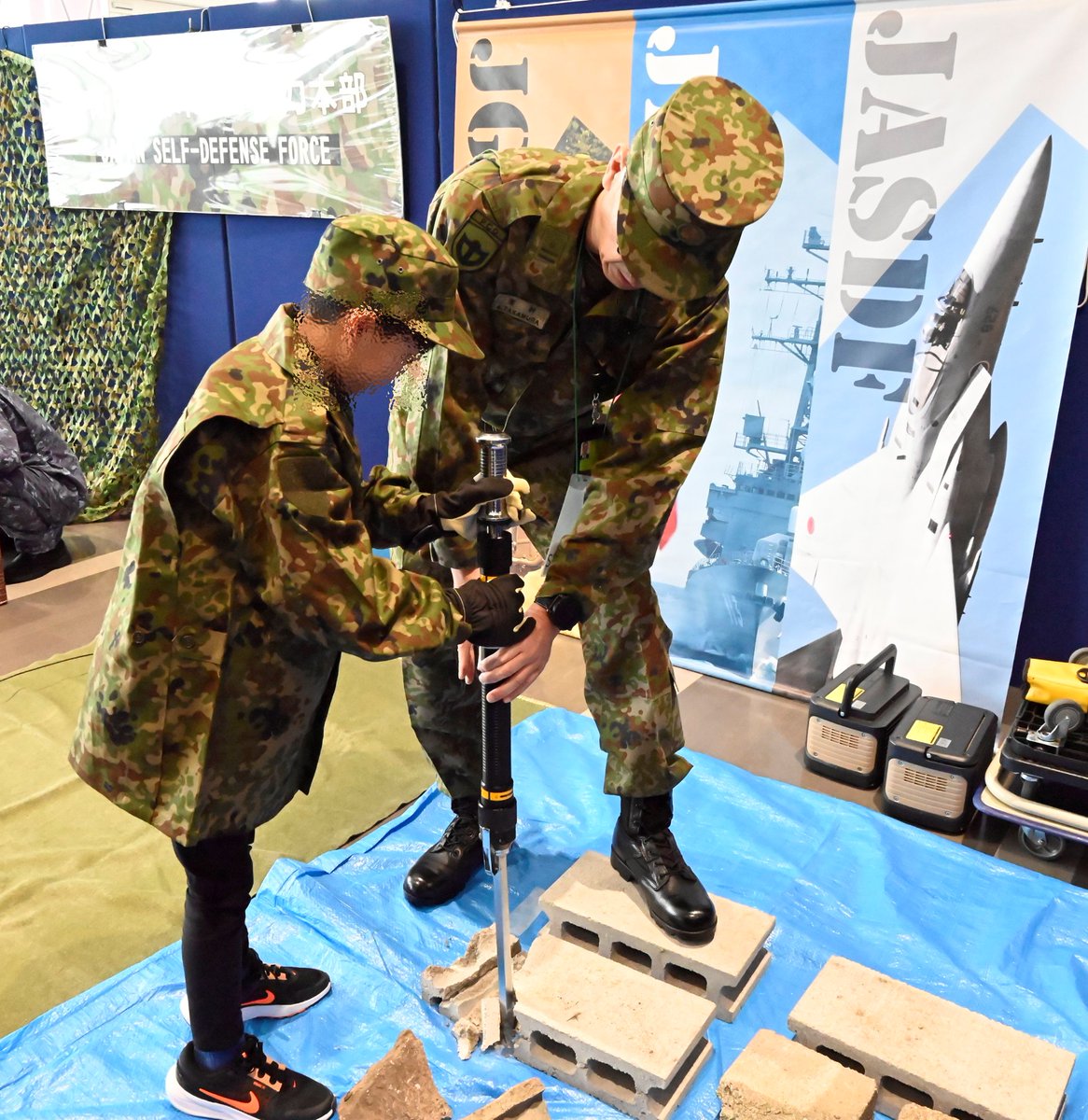 2/7💖みらいワクワク！こども仕事体験フェスタ💖

#金沢クルーズターミナル にて #石川地本 も参加しました❗️
自衛隊の戦闘服を着て敬礼や災害派遣等で使用する機器を体験❕🪖
参加してくれたみんな、楽しんでくれたかな～😉

#陸上自衛隊 #人命救助システム #基本教練