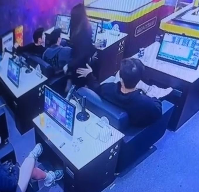 DieterSCG's tweet photo. 대만 도박장에서 성추행한 롯데 자이언츠 선수는 나승엽 고승민 김동혁이라고 합니다. 해야 할 훈련은 안 하고 뭐 하는 짓이냐 ㅅㅂ 걍 죽어라 미친 것들아;; https://t.co/sZJfhh7BLn