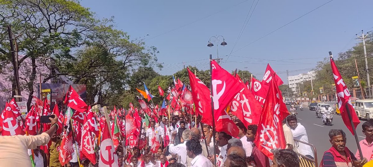 tncpim's tweet image. ஒன்றிய அரசின் தொழிலாளர் விரோத கொள்கையை கண்டித்து மத்திய தொழிற்சங்கங்கள் சார்பில் நடைபெறும் வேலைநிறுத்தத்தையொட்டி சேலத்தில் மறியல் நடைபெற்றது. #12thFebGeneralStrike #GeneralStrike #Feb12Strike #SaveFarmers #LabourRights