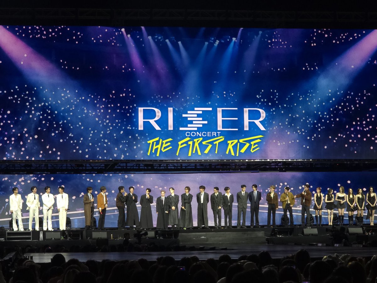 clvhrtz's tweet image. clo’ver the only ones wearing white like they're truly standing out so bright there 😭😭😭