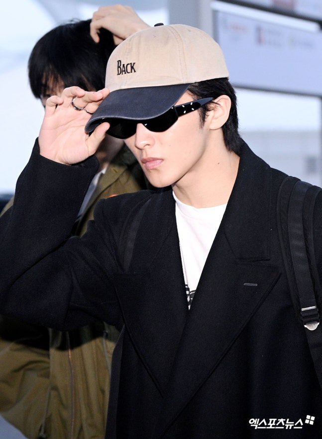 j138mmly's tweet image. โอโหเครื่องหน้าสุดยอดมาก หน้าสดออร่าเจ้าของเครดิตเพลง100+ เดบิ้วมาแล้ว5ครั้ง อัลบั้มเดี่ยวครั้งแรกยอดขาย580kบั้ม มีอพาร์ทเม้นท์5พันล้านวอน เล่นกีฬาเก่ง รักครอบครัว humble รักษาของ ประหยัดแต่ไม่ตระหนี่ รักสัตว์ good listener ถือพาสปอร์ตแคนาดา คุณชายเล็กแห่งบ้านลีมาก วาสนาใครน้อ