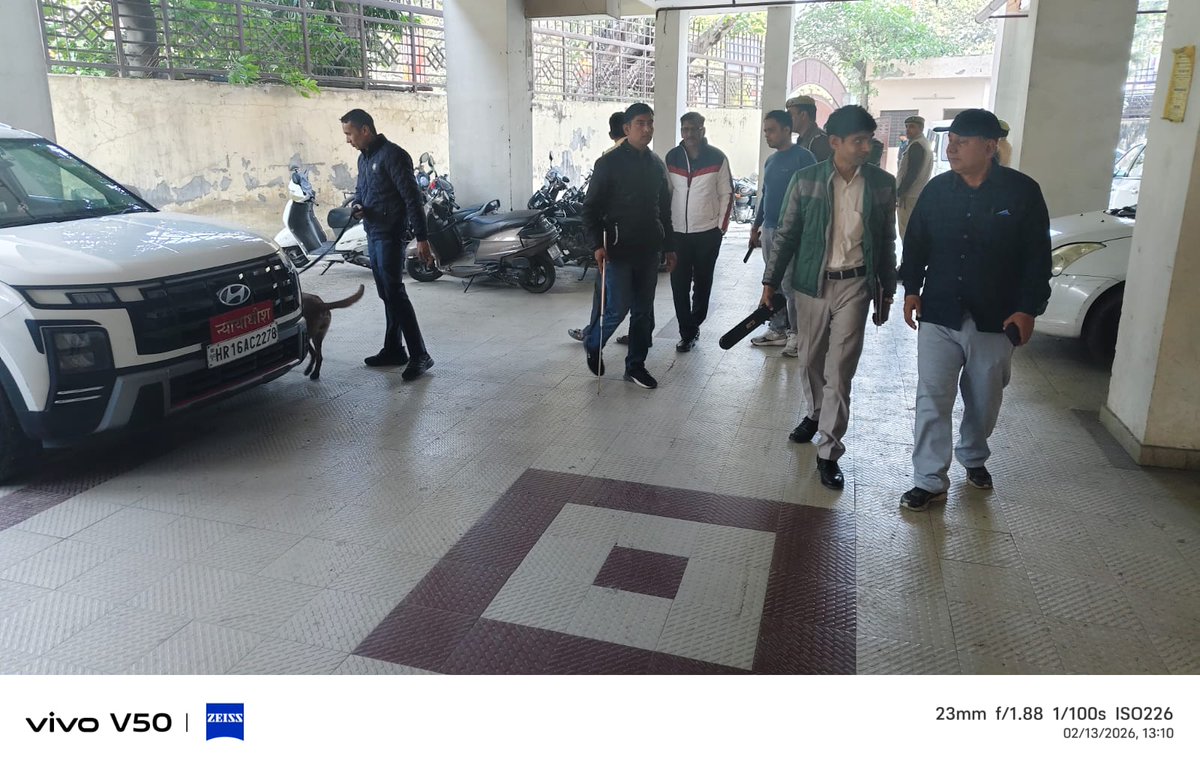 मेरठ में जिला एवं सत्र न्यायालय को भी बम से उड़ाने की धमकी मिलने के बाद सुरक्षा कड़ी कर दी गई है,  SSP अविनाश पांडे समेत तमाम अधिकारी न्यायालय पहुंचे हैं, डॉग स्क्वाड और बम निरोधक दस्ते के साथ पूरे न्यायालय में परिसर में जांच कराई जा रही है।