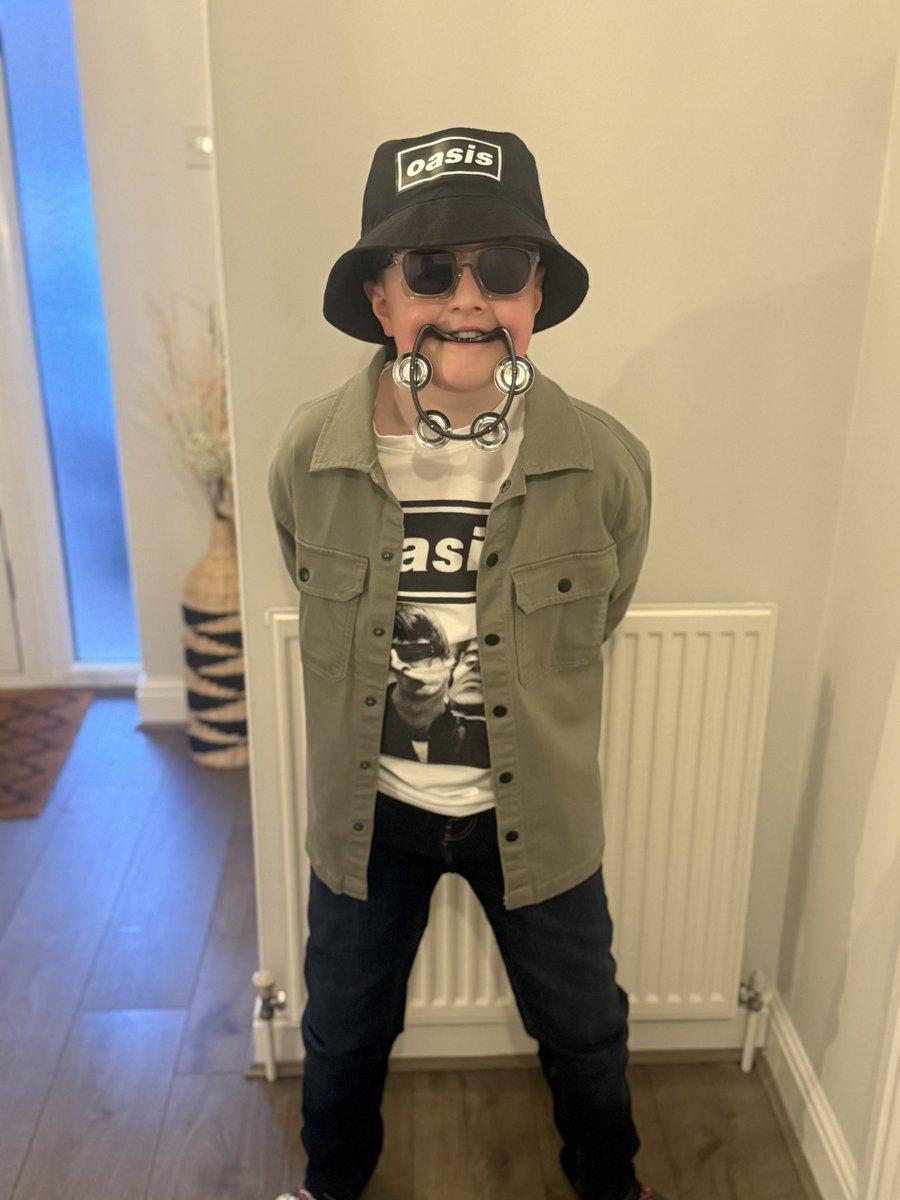 tomwalton17's tweet photo. Music day at school… Dress up as a musical icon… only one man it was ever going to be @liamgallagher https://t.co/LMbzy87mEE
