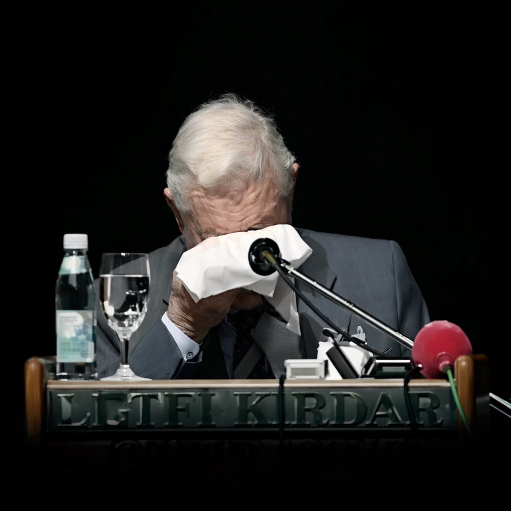 26 sene önce emaneti bırakan efsane başkanımız Süleyman Seba… O kürsüde dökülen her damla, Beşiktaş’a adanmış bir ömrün iziydi. Gözyaşlarını sildiği o peçete bile kutsaldır. Bazıları başkan olur. Bazıları tarih yazar. Teşekkürler 🦅 #SüleymanSeba