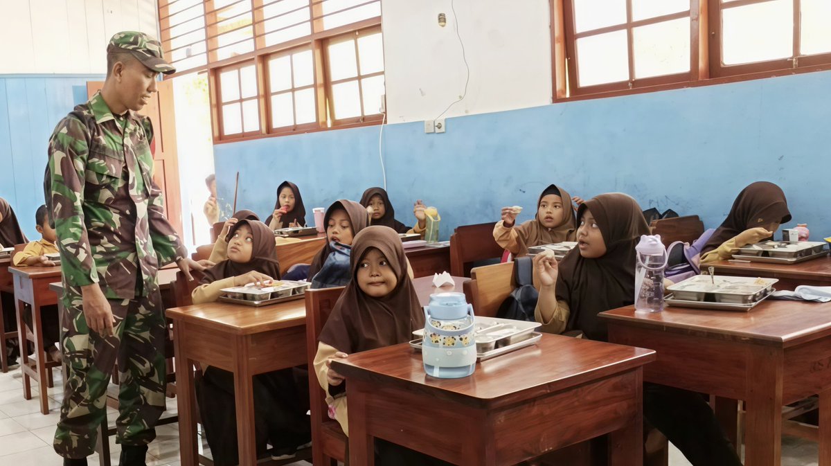 Pendampingan PMB, Babinsa Arso Sukses Tingkatkan Gizi 1.868 Pelajar di Wilayah Perbatasan