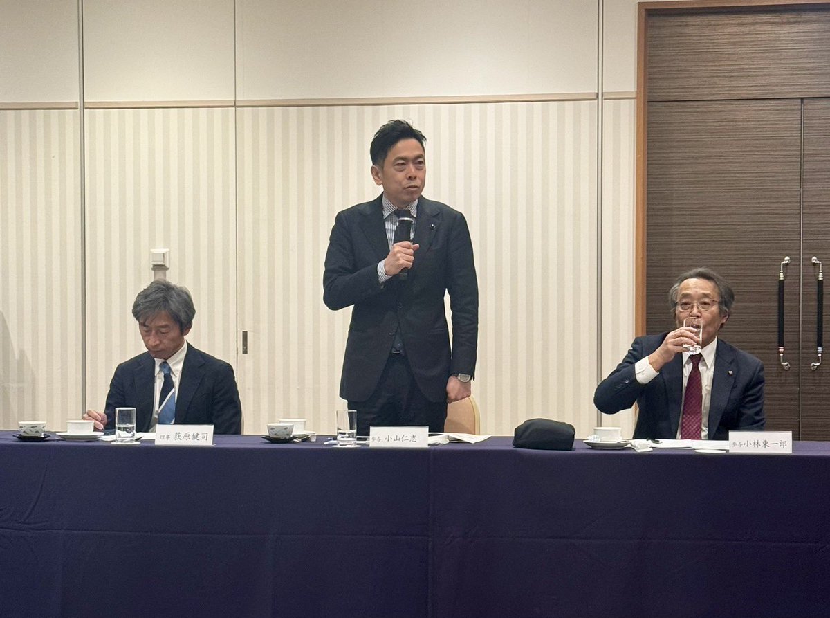 今朝は明日の長野県づくり推進会議がありました。政党や県議会各会派代表、市長会、町村会、経済界や労働団体、農業関係等々の各団体代表者が参加され、阿部知事と意見交換が行われました。社会の基本設計をアップデートし未来を創る改革を継続していく意義について知事からは熱い想いが述べられました