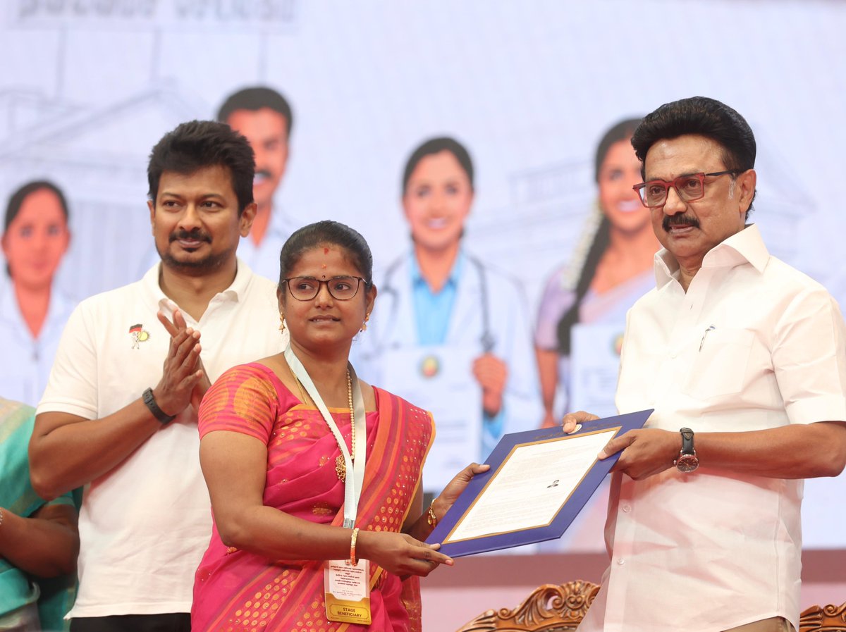 Udhaystalin's tweet photo. தமிழ்நாட்டு இளைஞர்களின் அரசுப்பணி கனவை நம் #திராவிட_மாடல் அரசு தொடர்ந்து நனவாக்கி வருகிறது!

அந்த வகையில், சென்னை நேரு உள்விளையாட்டு அரங்கில் நடைபெற்ற விழாவில், TNPSC, USRB, TRB, MRB உள்ளிட்ட தேர்வு முகமைகள் மூலம், தமிழ்நாடு அரசுப்பணிக்கு தேர்வாகியுள்ள சுமார் 9,801 பேர��க்கு மாண்புமிகு முதலமைச்சர் @mkstalin அவர்கள் இன்று பணி நியமன ஆணைகளை வழங்கிய நிகழ்வில் பங்கேற்றோம்.

இந்த விழாவில், நம் முதலமைச்சர் அவர்கள், ரூ.3.38 கோடி மதிப்பில் கட்டப்பட்டுள்ள அண்ணா நிருவாகப் பணியாளர் கல்லூரி பணியாளர்கள் குடியிருப்புகளைத் திறந்து வைத்து,

அரசுத்தேர்வுகளுக்கு தயாராகும் இளைஞர்களுக்கு உதவும் வகையில் தேர்வுக்களம் Mobile App மற்றும் இணையதளத்தின் பயன்பாட்டை தொடங்கி வைத்���ு,

ரூ.62.50 கோடி மதிப்பில் கட்டப்படவுள்ள அகில இந்திய குடிமைப் பணி தேர்வு பயிற்சி மைய கட்டடத்துக்கு அடிக்கல் நாட்டினார்கள்.

அரசு பணியில் இணைந்துள்ள அத்தனை இளைஞர்களுக்கும் என் அன்பையும் வாழ்த்தையும் தெரிவித்துக் கொள்கிறேன்.

@Subramanian_ma @Anbil_Mahesh @Kayalvizhi_N