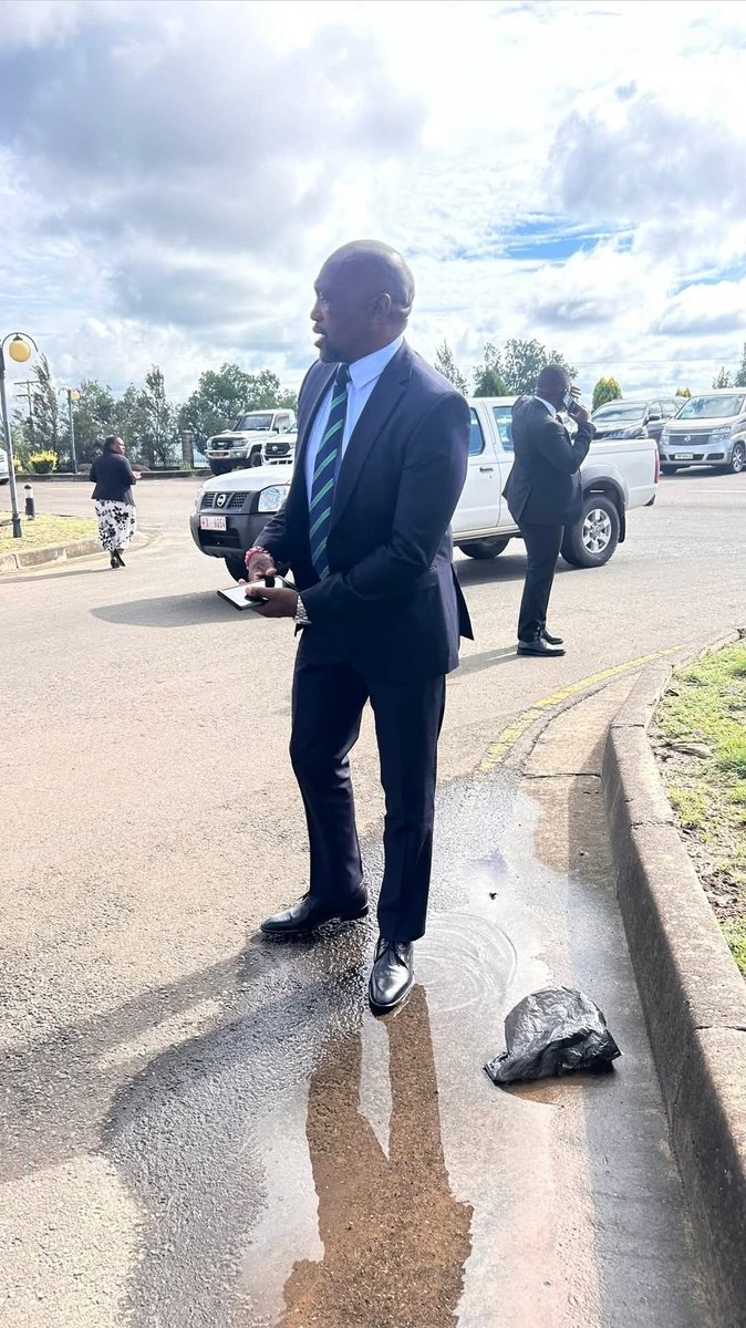 RealDoctorC's tweet image. Litter even at the entrance to parliament. Good Lord! 😡😡🚮🚮
Kapa ke le-Congress?🤔🙄🙄 #Lstwitter