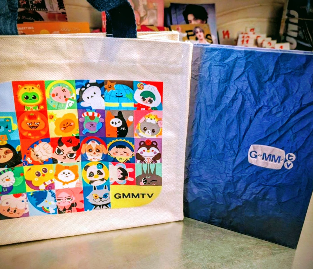 本日GMMTVのDarapa副社長がご来店😭開催中の俳優イベントも見学され「いつも応援ありがとう」とお土産のファンノートを届けてくれました。
​私たちの愛、届いてた…😭日本のファンの皆様と共に、これからもタイ俳優を応援します💪！ノートは本棚に置くのでぜひ見て下さいね。感謝！
#GMMTV