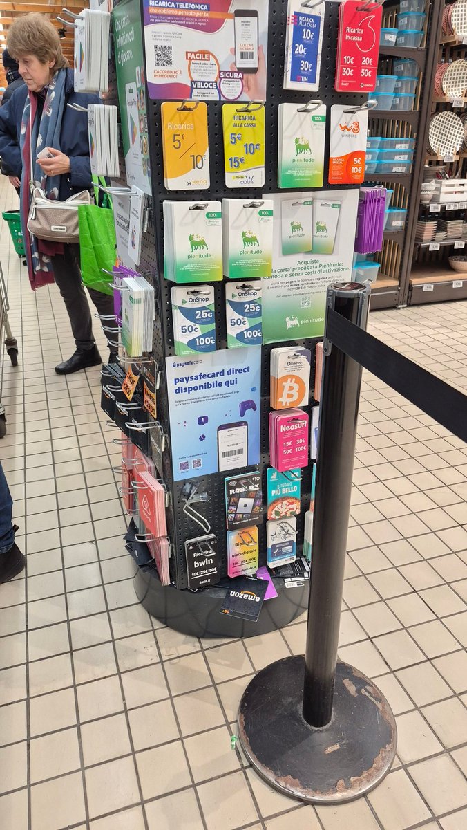 <a href="/Laurastacksats/">Forever Laura</a> Questa foto è stata scattata presso Iper Cremona zona avancasse... notate niente? 😃