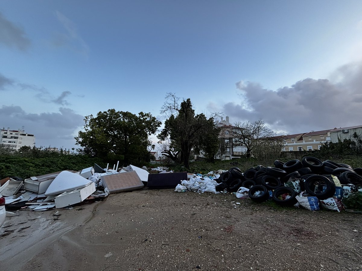 brunicos's tweet photo. Reportei na app #NaMinhaRuaLx sobre as viaturas abandonadas e montanhas de lixo. Supostamente está resolvido. Porém nada foi feito. @Moedas @CamaraLisboa alguma explicação? Pátio da Paróquia de São Francisco de Assis na Penha de França. https://t.co/1kBCrSTiM3