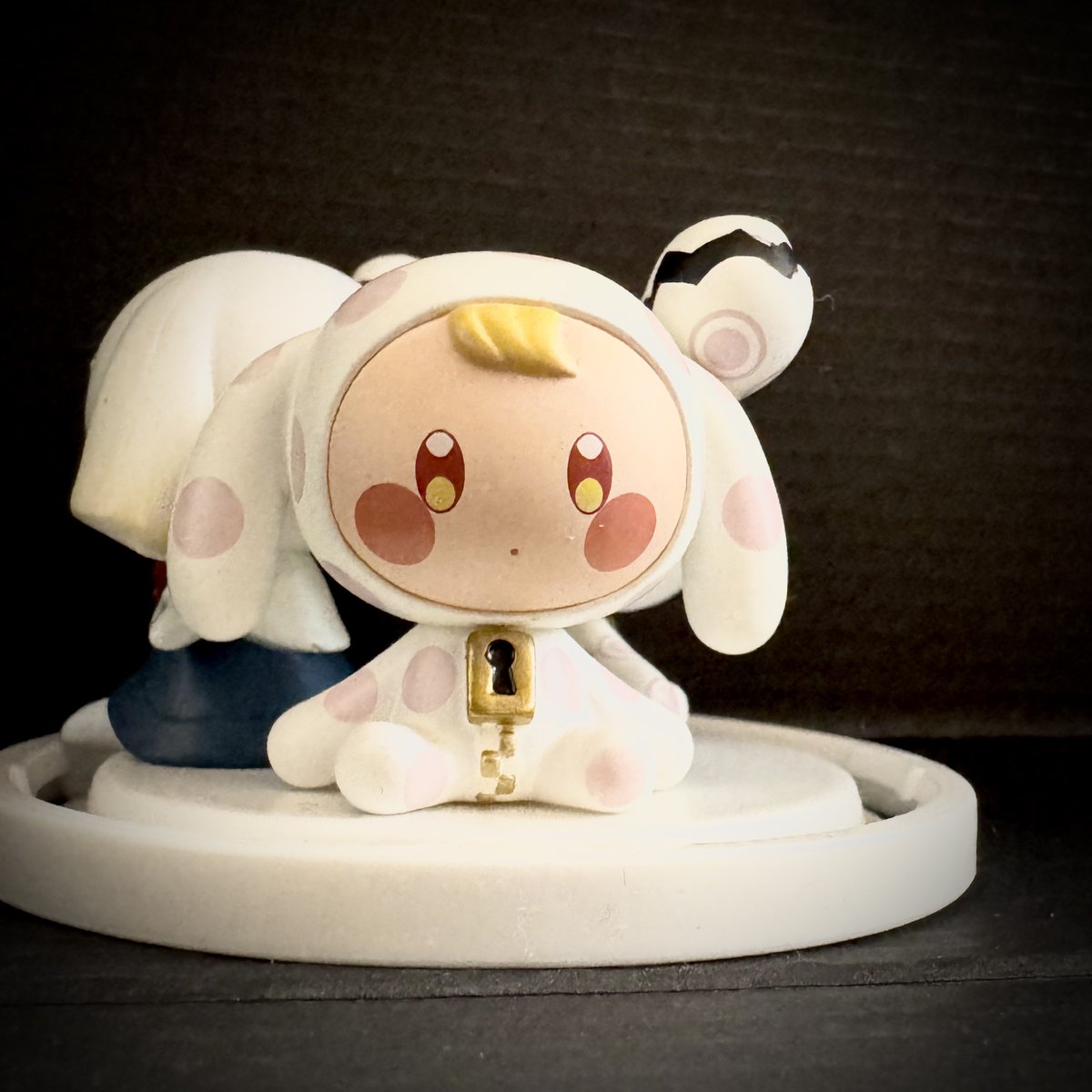 HIKARI_marumaru's tweet photo. この間 先月買ったガチャガチャを２個追加した
ドーム型のケースにむぎゅーっと詰め込んで飾った✨可愛い😈
#shadowmonster
#Maniani https://t.co/ArKOx11i4Q