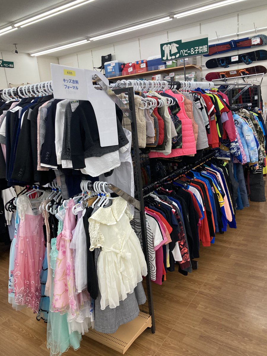 offhouse_ritto's tweet photo. オフハウス草津栗東店では、子供服の買い取りを強化しております。
普段遣いのお洋服から、入園入学式のスーツ・スポーツウエアなど、お子様が大きくなって、ご不用にになった子供服がございましたら、ぜひ当店にお売りください。
#古着　#子供服　#入園式　#入学式　#卒園式　#卒業式 https://t.co/x2UQKuSvDf