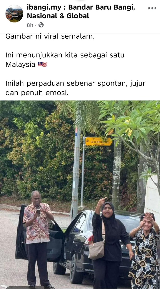 Picture Of The Year

Bagi yang tak tau cerita ni, meh aku cerita sikit. 

Ankel tu bawak teksi sapu. Akak dengan auntie tu penumpang nak balik rumah depa dari market. 

Baru saja teksi nak gerak, ada tiga orang Nepal tahan teksi sapu tu &amp; ankel tu tak mau bawa depa sebab tak muat