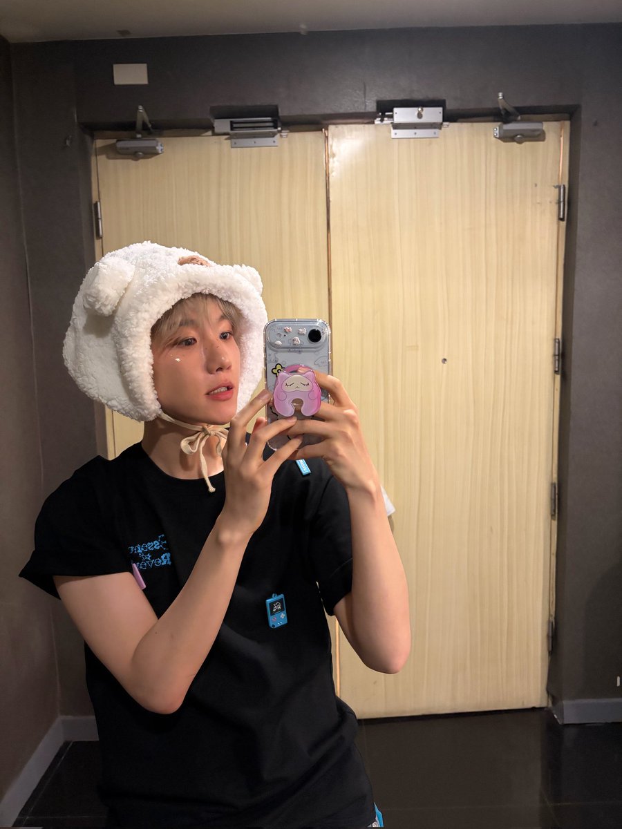 백현이버블사진중에서젤루조아하는사진..
얼굴진짜커여미인데 핸드폰받치고잇는손이너무이쁨
까시팔뚝이지만걍너무남자같애 아 ㅜ