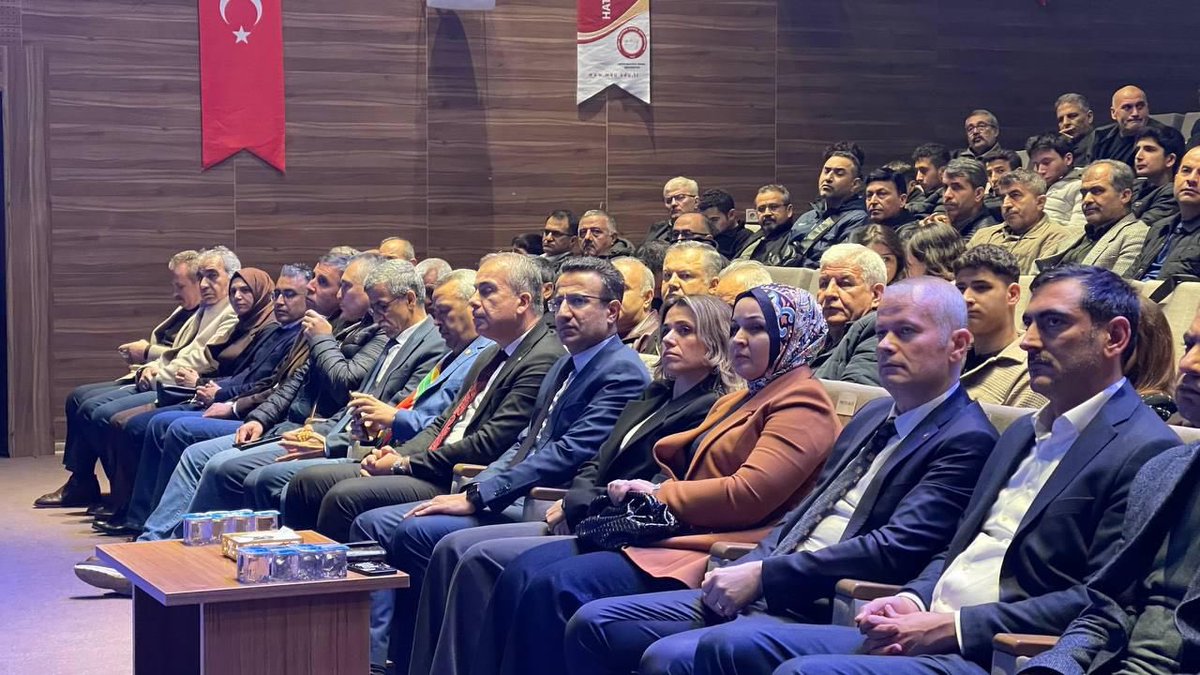 Kaymakamımız Sayın Ayhan AKPAY, İlçemizde düzenlenmesi gelenek haline gelen "KONUŞTUĞUMUZ DİLE SERENAT" konferanslarının 10. programı olan "Türk Dil Gemisinin Direğiyim Ben" temalı Cemal SAFİ'yi anma programına katıldı. Şair Kenan YAVUZARSLAN, Solist Eyüp BEYDAĞLI, Şair Alpaslan