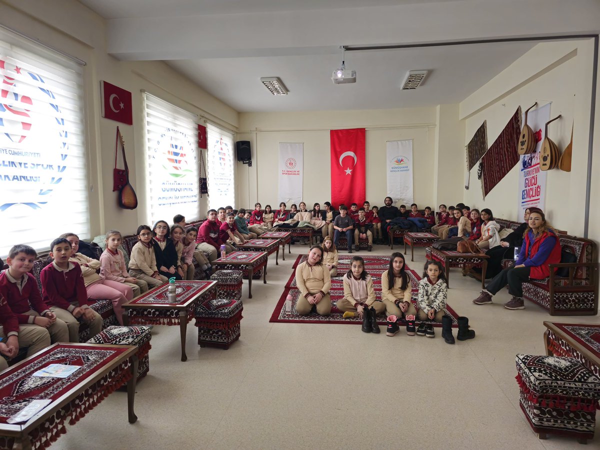 Bu hafta da merkezimizde ortaokul öğrencilerimizi sinemayla buluşturmaya devam ettik.
Gençlerimiz, izledikleri film aracılığıyla hem keyifli vakit geçirdi hem de empati kurma, farklı bakış açıları geliştirme ve değerler üzerine düşünme fırsatı buldu.
#MerkezimdeSinema