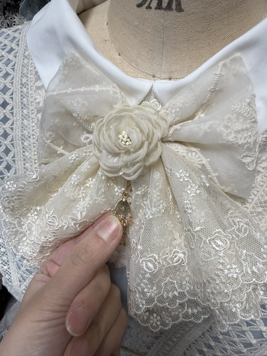 タブリエとも相性バッチリ👌
ビジューって最近使って無かったけど、、サイズもカラーも減った気がしますね、、🥲
色合わせて終わっちゃった💦