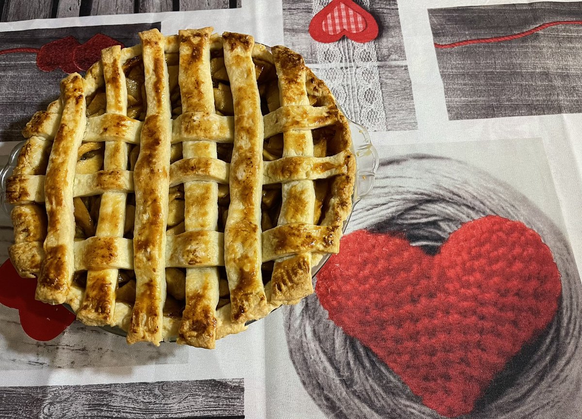 Que cada amanecer me recuerde lo bonito que es vivir , que todavía tengo mil posibilidades por delante, muchas sonrisas que compartir y sueños que realizar.  Por mis 55 años os invito café y tarta ☕️🍎
Gracias por vuestra compañía. 🫂🎈🎶🍰♥️