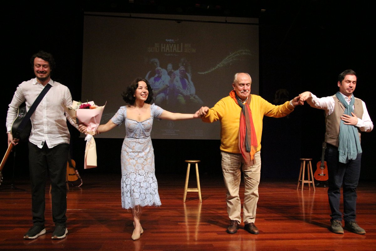 Hakan Altıner’in bir çok ünü karaktere bürünerek, bir "tiyatrocu"nun 55 yıllık serüvenini sahnelediği "Bu Işıltılı Hayali Ben Seçtim” isimli oyun, Akıngüç Oditoryumu ve Sanat Merkezi'nde tiyatro severlerle buluştu.