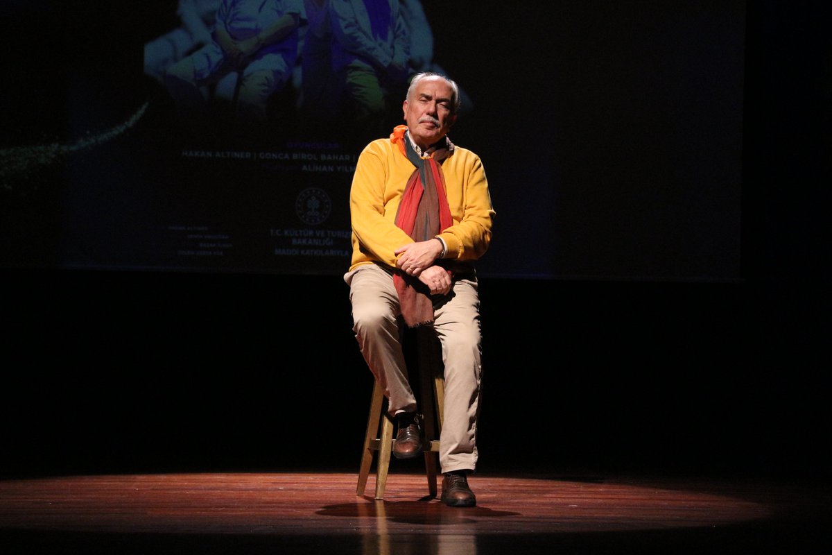 IKUedu's tweet photo. Hakan Altıner’in bir çok ünü karaktere bürünerek, bir "tiyatrocu"nun 55 yıllık serüvenini sahnelediği "Bu Işıltılı Hayali Ben Seçtim” isimli oyun, Akıngüç Oditoryumu ve Sanat Merkezi'nde tiyatro severlerle buluştu. https://t.co/3D1Ayhj0jX