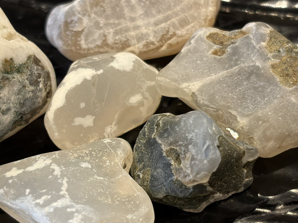 模様がないのが玉髄(カルセドニー)で、シマシマなのがメノウらしい