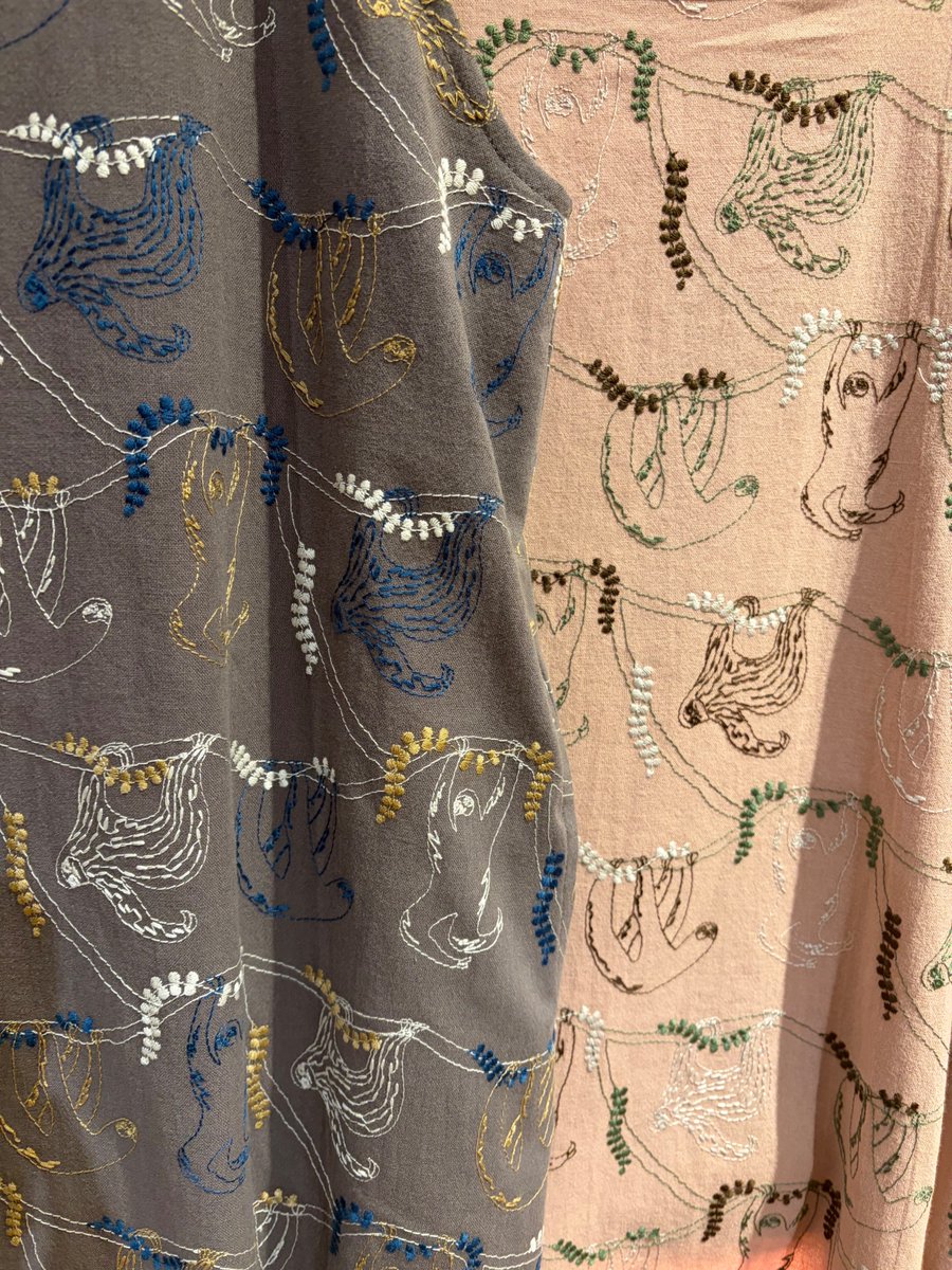 marbleSUD_tsite's tweet photo. ナマケモノ🦥入荷しました✨

木々の間をぶらぶらお散歩している様子を
遊び心のある色合いで描きたいました😊♩

やさしいカラーのコットン素材で、ロングシーズン
使っていただけます🙌

#マーブルシュッド #枚方Tサイト https://t.co/dfJl800HDD