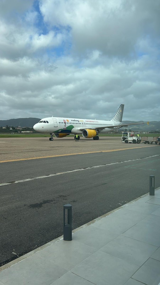 🚨BUENAS NOTICIAS !! 
<a href="/vueling/">Vueling Airlines</a> continúa en Córdoba ODB
Ha puesto a la venta en su web los billetes de la ruta con Barcelona al menos hasta enero de 2027
Precio: desde 28€/trayecto
Se mantienen 2 frecuencias semanales las cuales consideramos insuficientes y exigimos aumenten a 3