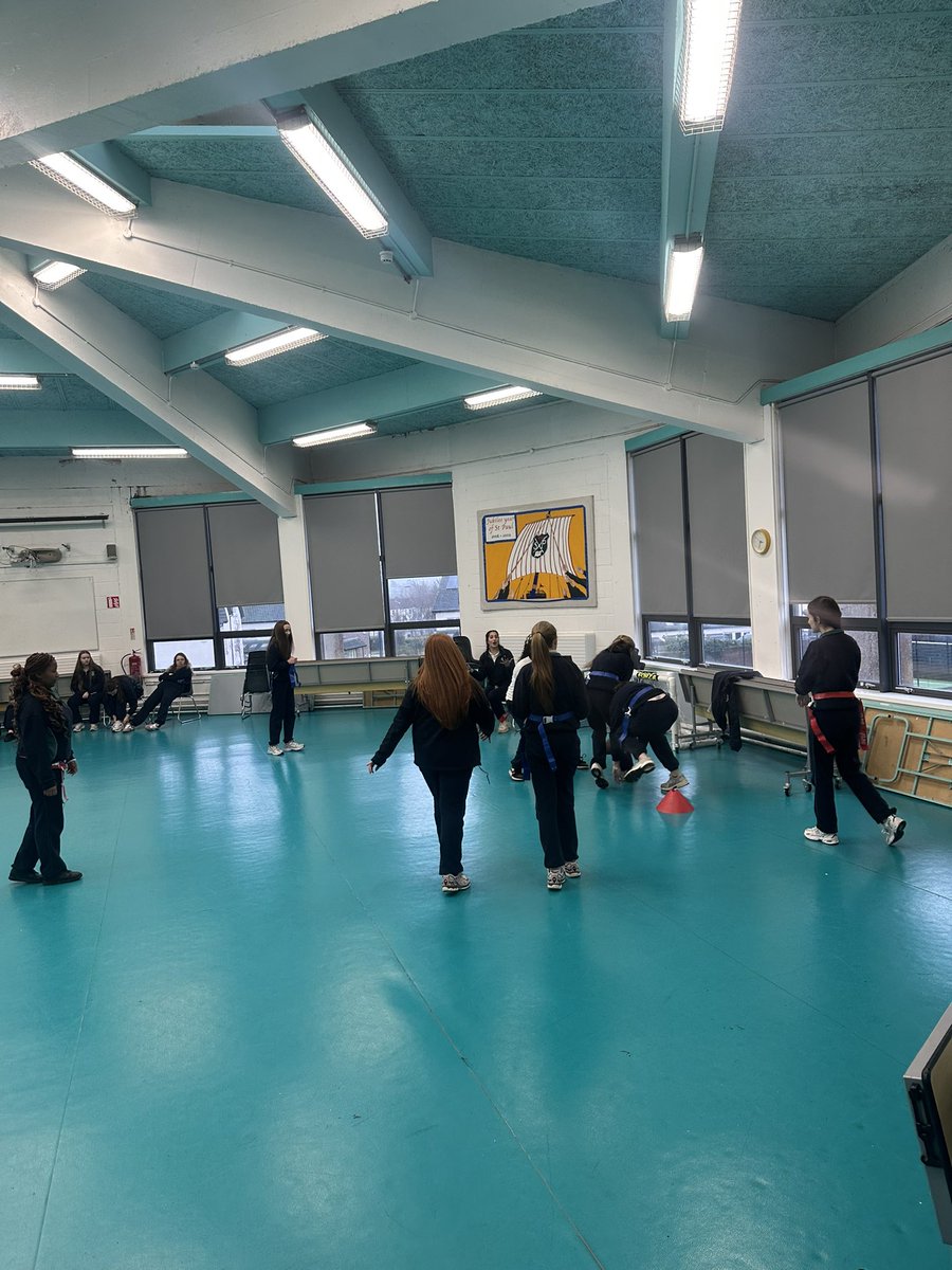 StpaulsgPE's tweet photo. American Football took over PE lessons the last few weeks, introducing the girls to flag football 🏈 🇺🇸 Girls will be hoping to take part in tournaments next year 🏈 @stpaulsg @StPaulsgActive @NFLIreland https://t.co/ta9hwruyUT
