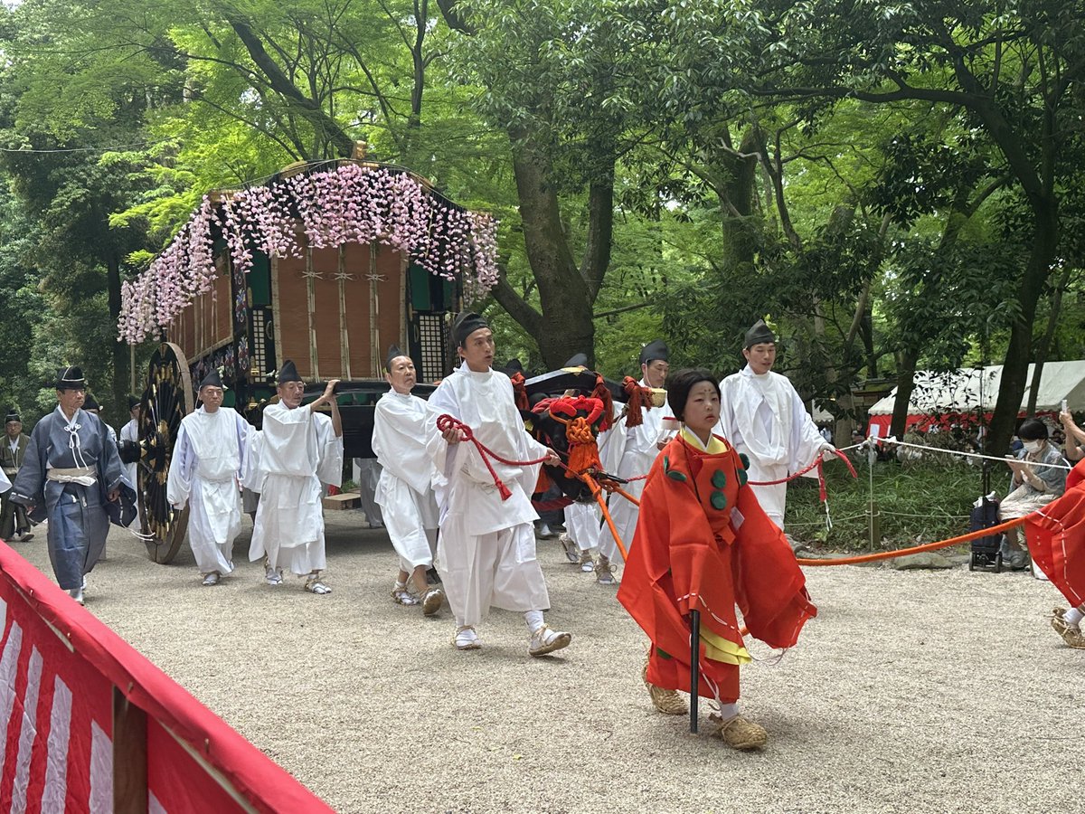 uzikihune's tweet photo. 葵祭（賀茂祭）
・5月15日に行われる
・三勅祭の一つで北祭といわれる南
　祭は石清水祭
・賀茂神は雨や河川を司り、農業、　
　諸産業の守護神とし崇拝される
・源氏物語の葵上と六条御息所もの
　車争いの舞台
・斎王代の女人列が有名　これは斎　
　王の代わりとして昭和三十一年に
　復興された https://t.co/I8hcuwR1JH