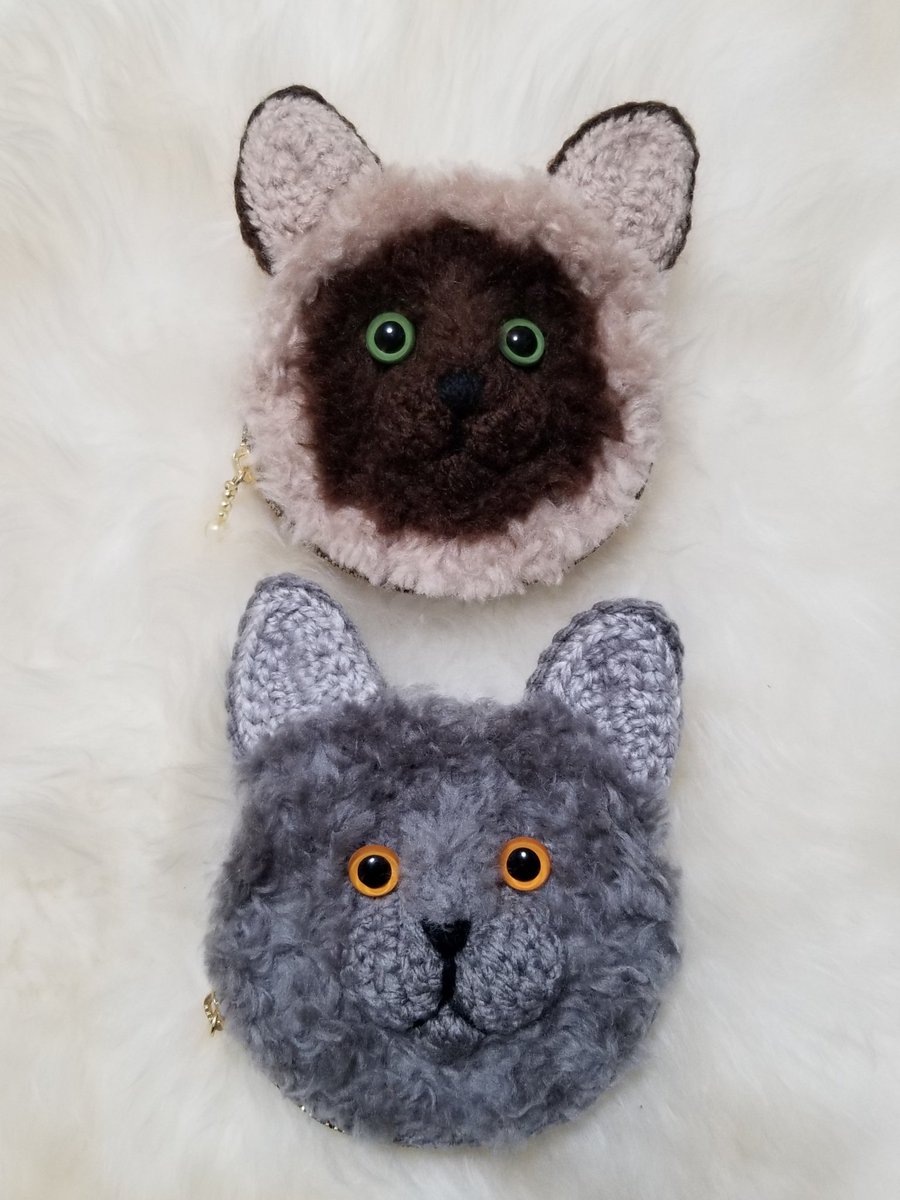 AHINEKO1's tweet photo. 猫ちゃん顔のポーチです🐱💕

編んだ猫ちゃんの顔にニードルで植毛をしています🐱モフっと可愛い仕上がりになりました✨

鼻や口まわりを今までの「ω」より立体的に少しリアルにしてみました🐾💕
個人的には、がま口👛よりファスナーのほうが安定します😄💨
#猫ポーチ #編み物 #ハンドメイド https://t.co/IUqOOZOyzo