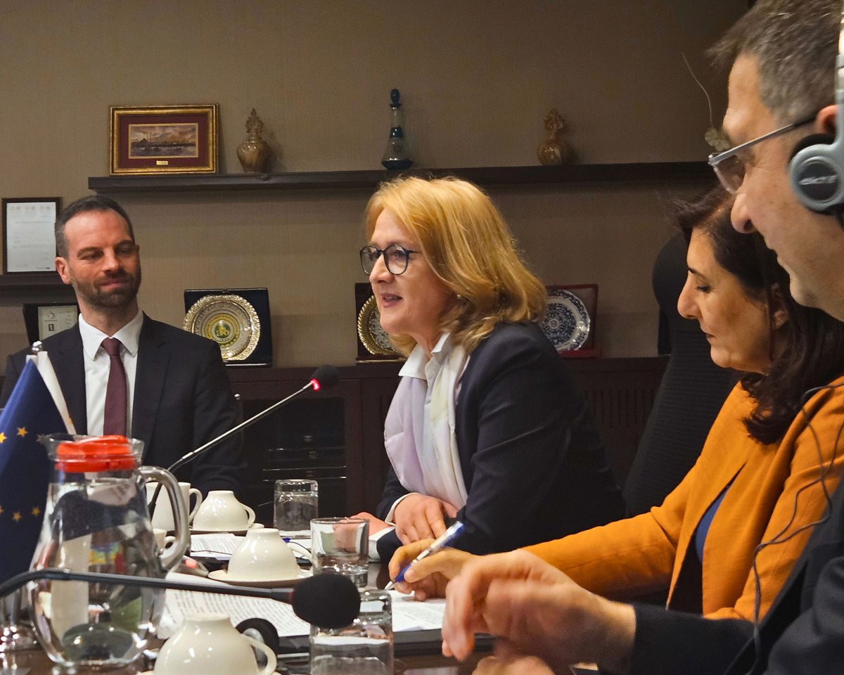 AlmanyaBE's tweet photo. Gaziantep Sanayi Odası ziyaretimiz, GIZ tarafından yürütülen🇹🇷-🇩🇪 iş birliği kapsamında Suriyeli mülteciler ve ev sahibi toplulukların piyasa odaklı beceriler kazanması ve istihdama erişiminin desteklenmesini ortaya koydu. Kapsayıcı istihdam ve sürdürülebilir geçimde kararlıyız. https://t.co/po5HW3iaAE