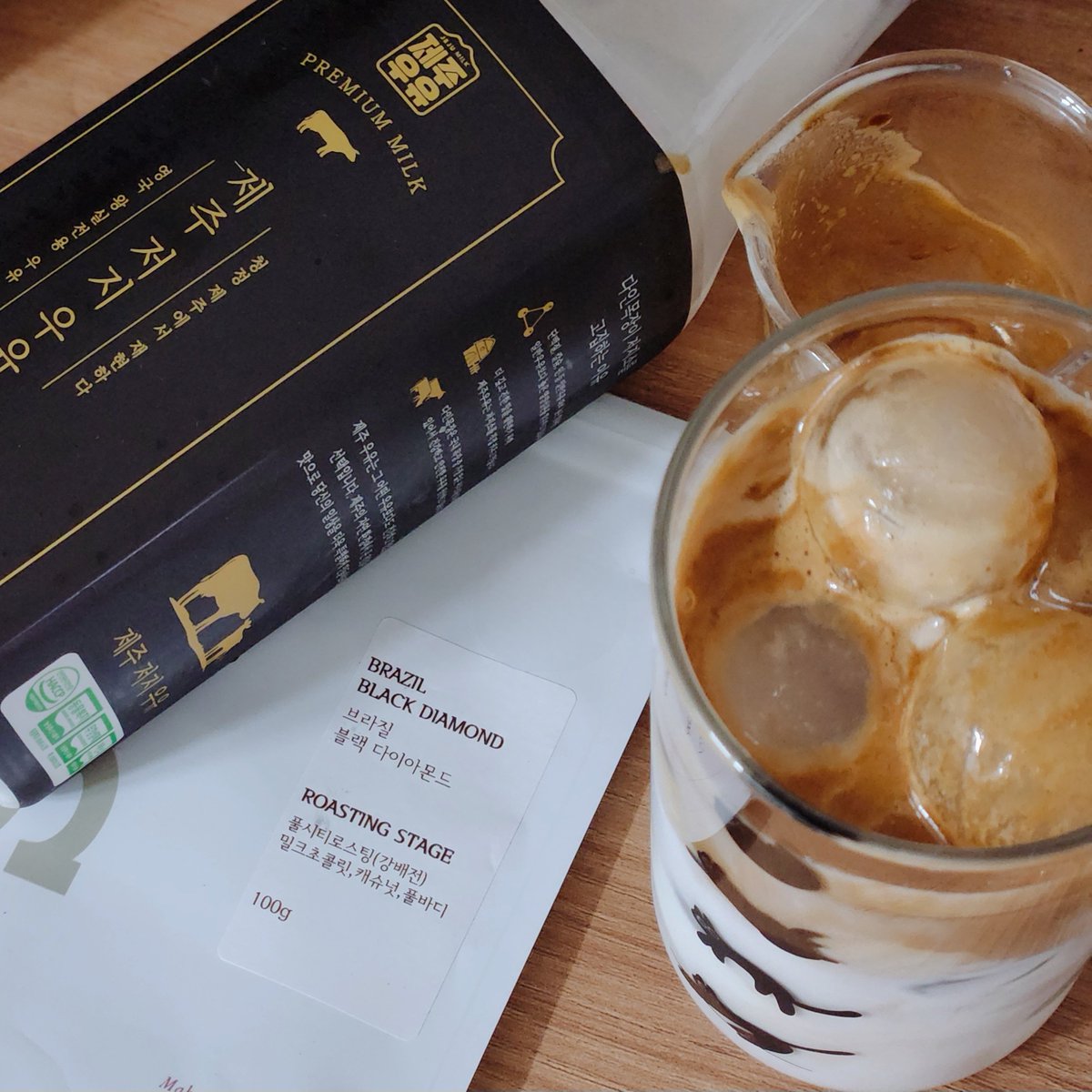 저지우유로 라떼 만들면 맛있대서 아까 뜨라 한잔 마셨는데 또 생각이 나서 이번엔 아라로 마심. 요번에 새로 맛본 원두랑 궁합이 잘맞아서 좋네😋