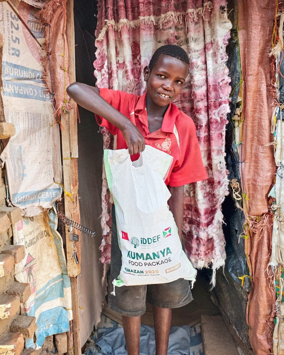 iddef's tweet image. Ramazan-ı Şerif öncesi kumanya dağıtımlarımıza başladık. 🌙

Hazırladığımız gıda paketlerini Burundili ihtiyaç sahibi ailelere ulaştırıyor, Ramazan’a boş mutfaklarla değil; dolu sofralarla girmelerine vesile oluyoruz.

Bir kumanya; bir evde tencerenin kaynaması, bir çocuğun…