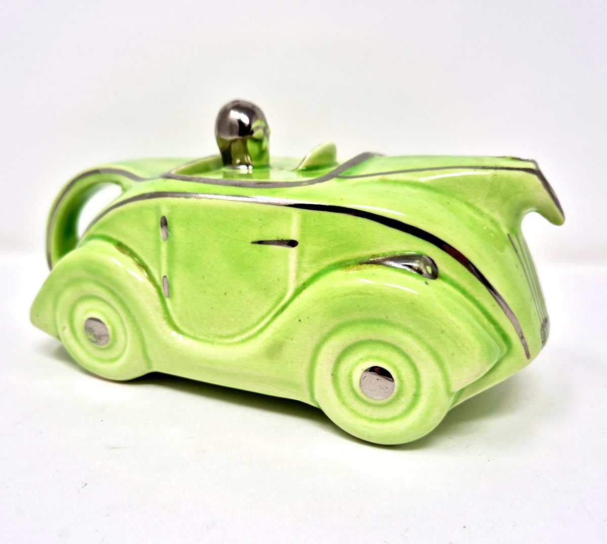 annasartdecouk's tweet photo. The charm of these Sadler racing car teapots will never fade. This 1930s green version with silver detailing. £70. Full details and to buy ➡️ https://t.co/lYfAGPdxOv
#annasartdeco #artdeco #sadler #teapotcollector #antiques https://t.co/su1tuoCX9v