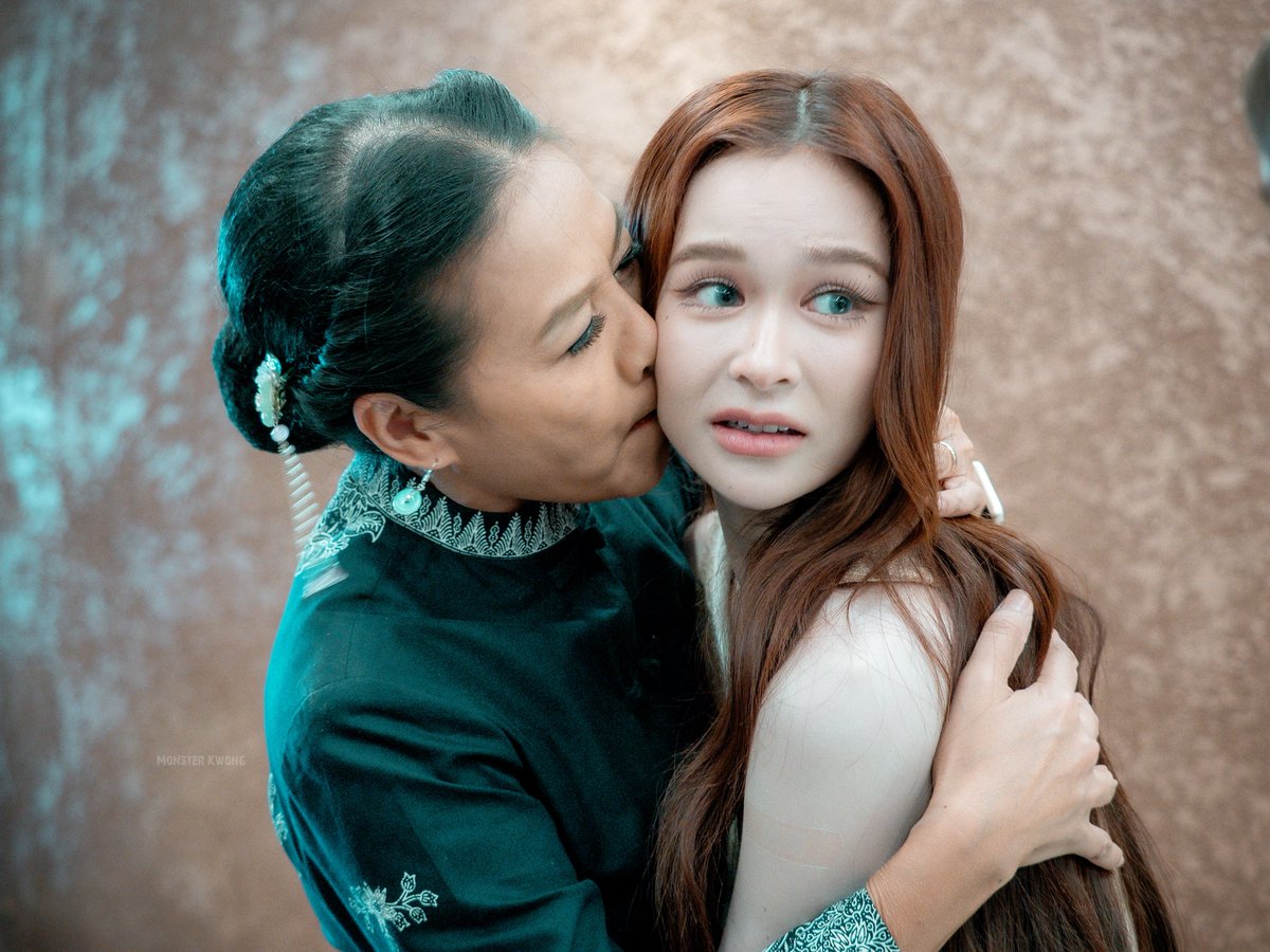 แม่กบหอมเขยโปรด VS แม่กบหอมลูกสาว

ใครคือลูกที่แท้จริง😅

TKNUR AT HOUSE OF SEPHORA
#HouseOfSephoraxTKNur

#nurdesoraya 
#TKphinyanech 
#TKNur