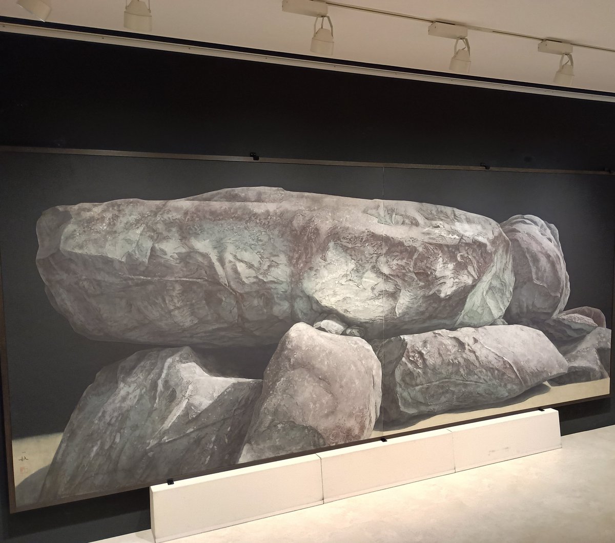 郷さくら美術館のDuet/二人展行ってきました😊
押元一敏の「石舞台古墳」は絵から来る圧力がとにかく凄かったです！
絵から重さを感じることがあるとは思いませんでした😳
 染谷香理の「夜昼桜図」は至る所に散りばめられた花びらが華やかで美しかったです✨
着物の模様に目を奪われてしまいました😄