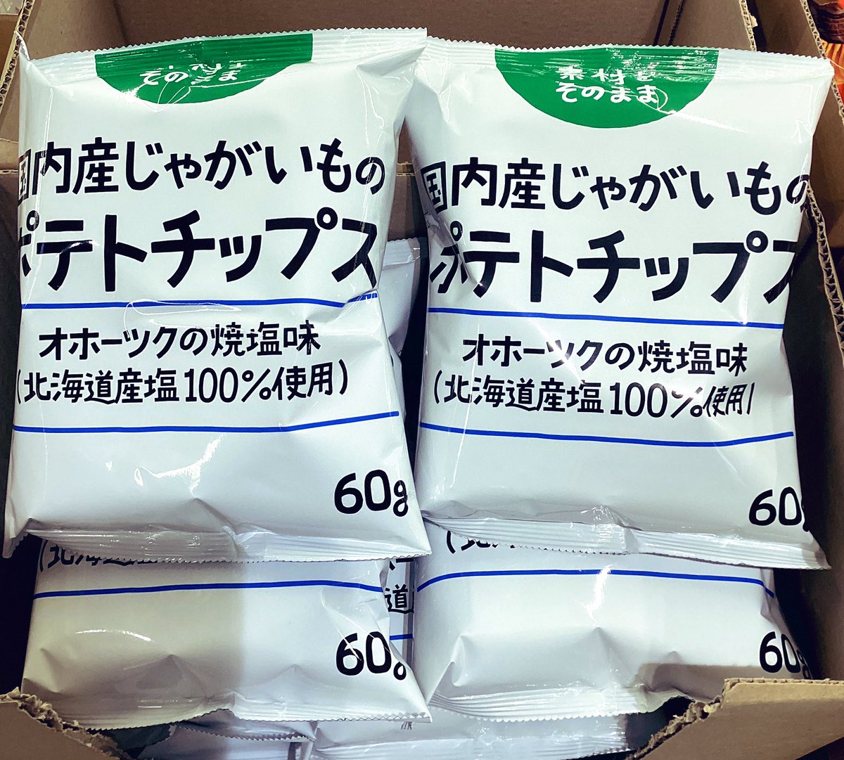 443summit's tweet photo. サミット🌱プライベートブランドから
ポテトチップス『 オホーツクの焼塩味 』出たよー！！

開発担当の菓子バイヤーさんオススメ☝️✨

🥔素材の味を大切に、こだわりの塩を使用…
マイルドな優しい味わいに仕上がったポテチを
ぜひご賞味くださーい☺️
#サミット踊場駅前店 #ポテトチップス https://t.co/TAju140T46