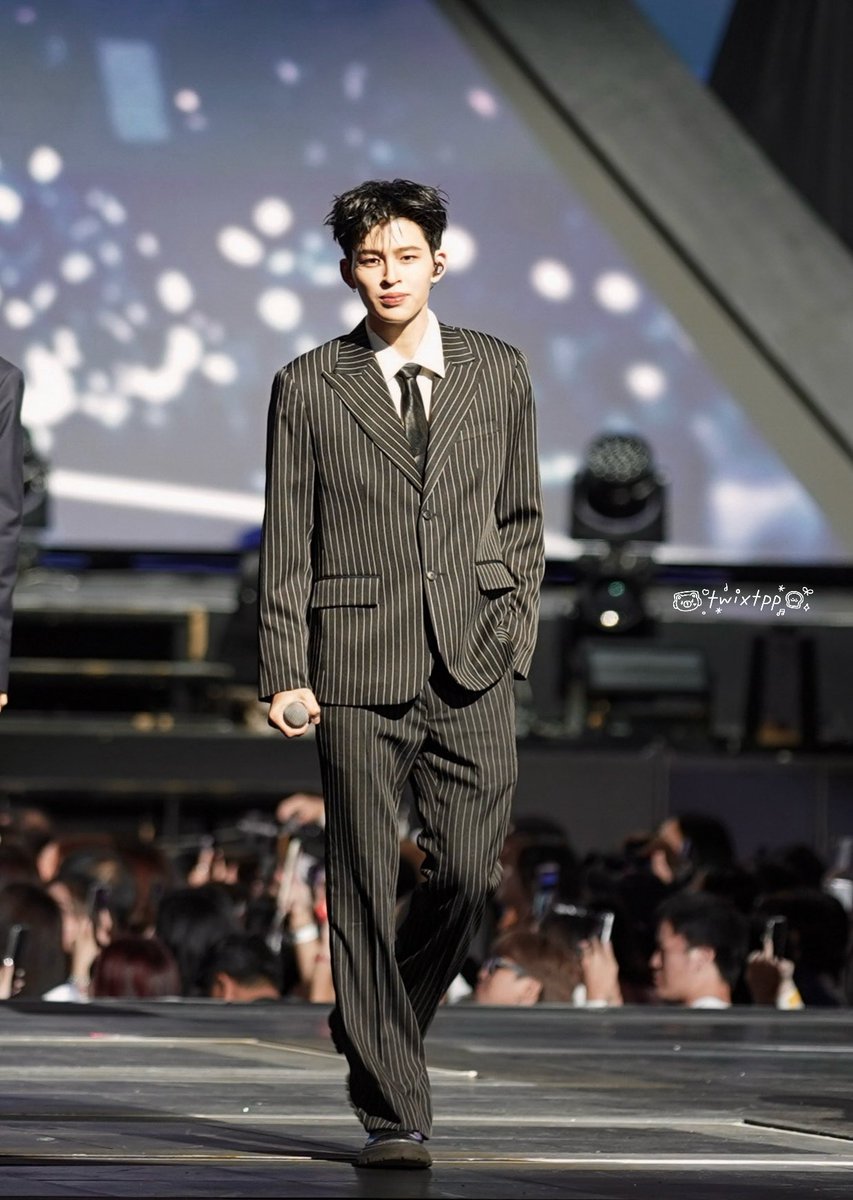 เพื่อนถ่ายรูปบอสธีร์มาให้ อยากรำถวายความหล่อเลยว่ะ

JASPER KINDLED FIRSTRISE 

#RISERCONCERTD1