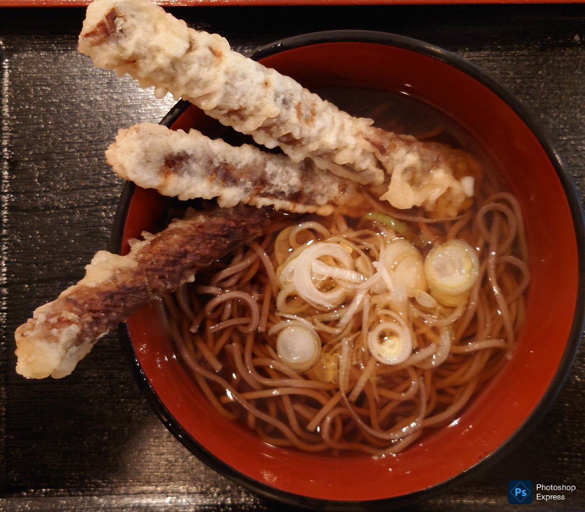 reds1993's tweet photo. 神谷町のそば庄。かけ蕎麦に立派なゴボウ天。汁を啜る。さほど甘くなくスッキリした感じ。業務用だと思うんだけど旨味が良い塩梅。麺が黒い…いいね。きっと冷凍麺だけど好きだから問題なし。ゴボウは揚げ置きだけどアヂアヂの汁が良い具合に温める…要はコレ、上手く出来た一杯なんだわ。 https://t.co/WFLPTETWlg