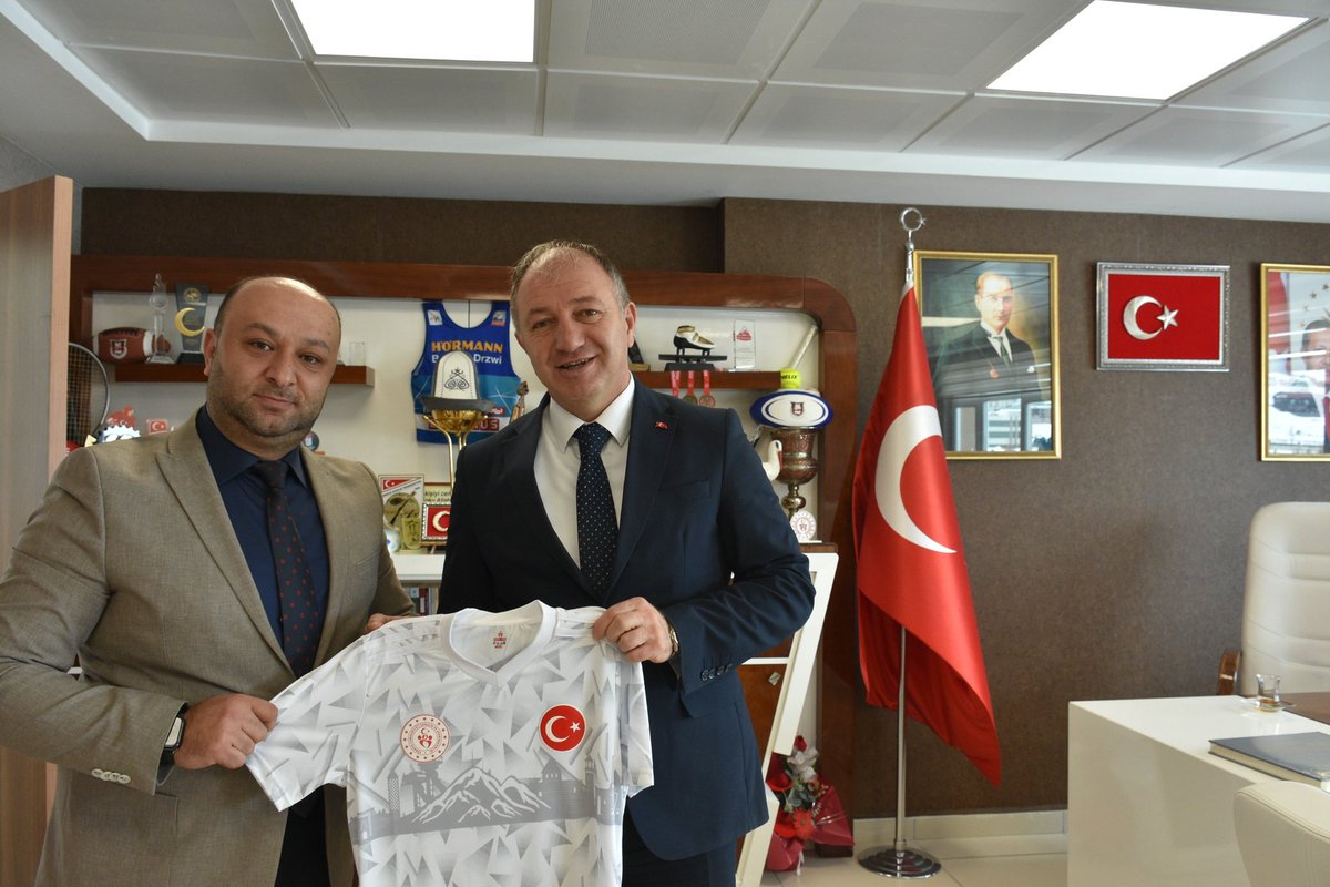 Basın İlan Kurumu Erzurum Bölge Müdürü Ali Aktaş, İl Müdürümüz Levent Çakmur’a nezaket ziyaretinde bulundu. Oldukça samimi bir ortamda geçen ziyaretin ardından İl Müdürümüz, kıymetli BİK Bölge Müdürüne Erzurum temalı forma hediye etti.