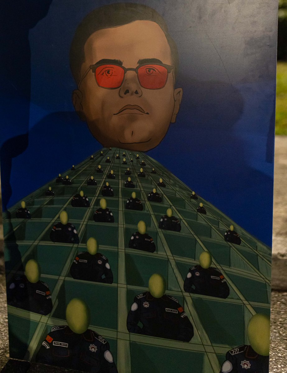 Prije godinu dana Komnenicu i gradjanistima je bilo glavno je li se Blazo na protestima, a ne odgovornost policije jer nista nijesu uradili da zastite gradjane.
Godinu dana kasnije zabavlja se javnost je li Medenica AI il nije, i kad prodje zabava ostace isto pitanje
Odgovornost?