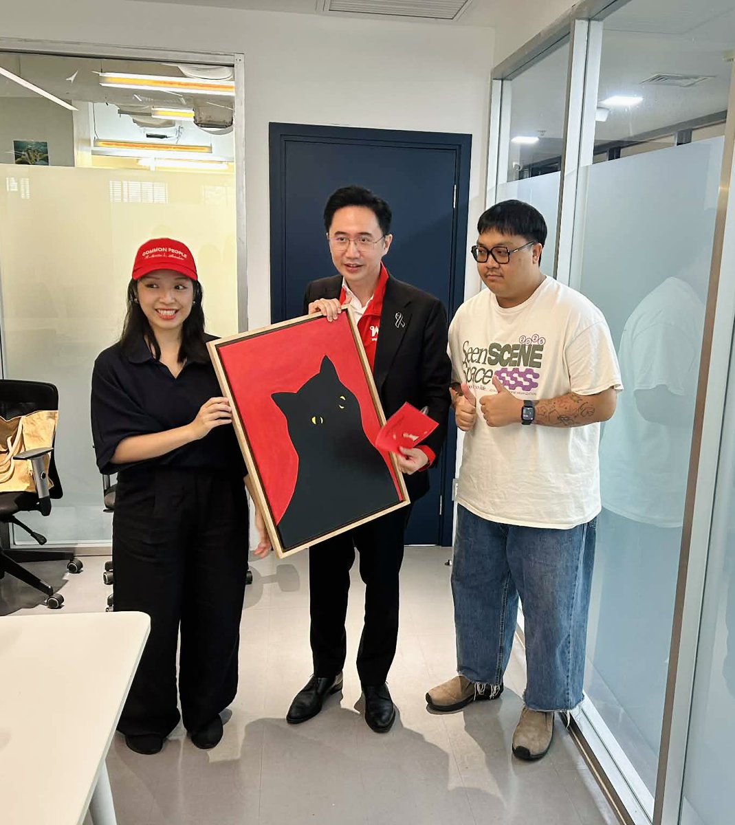 วันนี้แอบเอาของไปเซ่นอาจารย์ <a href="/YodchananW/">Yodchanan Wongsawat</a>    (ไปกับน้องโอ๊ต นักวาดฟายแดงอีกคน <a href="/SUNNICEARTCLUB/">SUNNICE* 👀 🔴 🖍</a>)

อาจารย์คุยสนุกมากๆ เล่าให้ฟังว่าเคยสร้างหุ่นยนต์ที่เชื่อมต่อสมองแล้วสร้างผลงานศิลปะออกมาได้ และอื่นๆ ทำให้เห็นภาพชัดเจนมากว่า Synergy ที่อาจารย์พูดตอนหาเสียง อาจารย์ทำมันมาตลอด