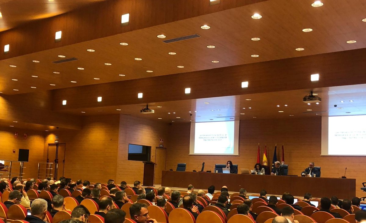 CESEDEN_OFICIAL's tweet photo. Los alumnos del XXVII CEMFAS participaron en seminarios temáticos celebrados en la Universidad @unicomplutense y la @Nebrija, reforzando su formación en un entorno universitario.
#CEMFAS #Formación https://t.co/Dq23LN32Qt