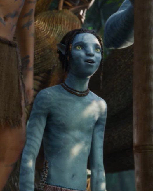 TSIR3YALUVR's tweet image. whatever you do please don’t think about tiny little lo’ak who has no friends because of his extra finger &amp;amp; eyebrows &amp;amp; watches neteyam hanging out with other na’vis &amp;amp; realising he only has his brother &amp;amp; kiri, &amp;amp; how no one will be friends w him bcs he has ‘demon blood’