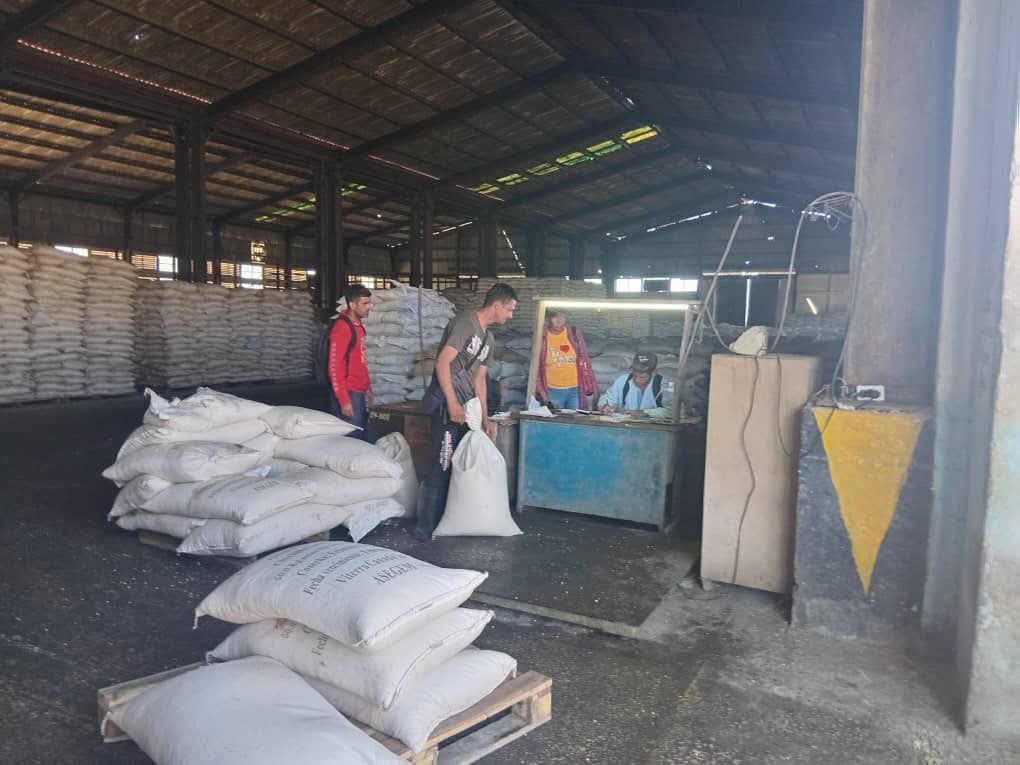 Desde #Bayamo se utilizan alternativas como la tracción animal para llevar los productos de la canasta básica a la población, ante la compleja situación generada por el déficit de combustible, nada nos detendrá porque seguimos #UnidosXCuba 
#CubaEstáFirme 
<a href="/MincinCuba/">Comercio Cuba</a> <a href="/GECOGranma/">GECOG</a>