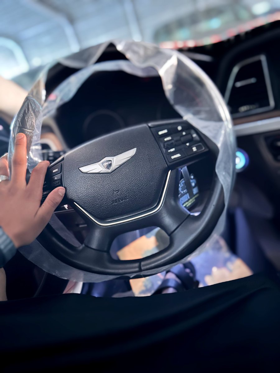 تتسارع الخطوة و تتزاحم أنفاس
فـ الشارع اللي فيه ودعت ذاتك

تْظن هذا الصوت من ضجة الناس
ما تدري ان الصوت من ذكرياتك !

— يعيينن الله، جمعة طيبة ❤️.