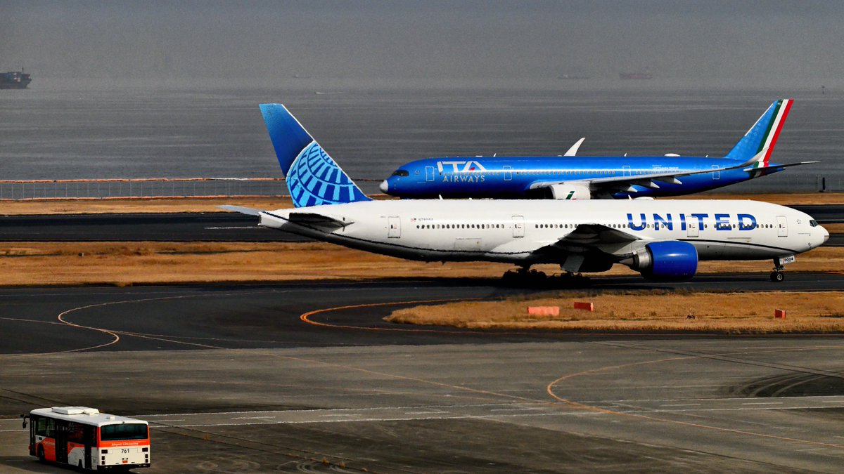 HondaF1_22's tweet image. 今日も1日お疲れ様でした🏁
見たかったITAブルーの機体🤩
何気に2枚目がお気に入り👀 
2026.0204-0205撮影
#羽田空港
#松山空港飛行機部
#ITA
#飛行機撮影好き
#NikonZ8