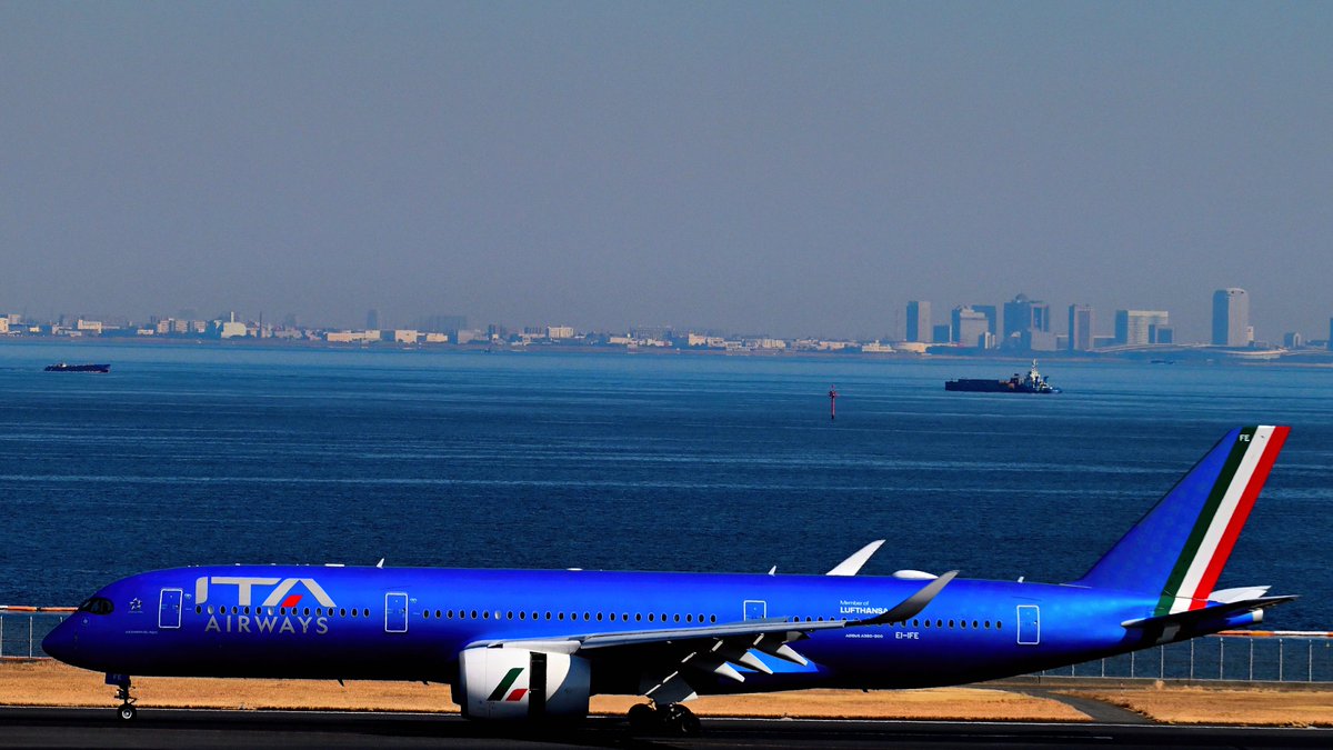 HondaF1_22's tweet image. 今日も1日お疲れ様でした🏁
見たかったITAブルーの機体🤩
何気に2枚目がお気に入り👀 
2026.0204-0205撮影
#羽田空港
#松山空港飛行機部
#ITA
#飛行機撮影好き
#NikonZ8