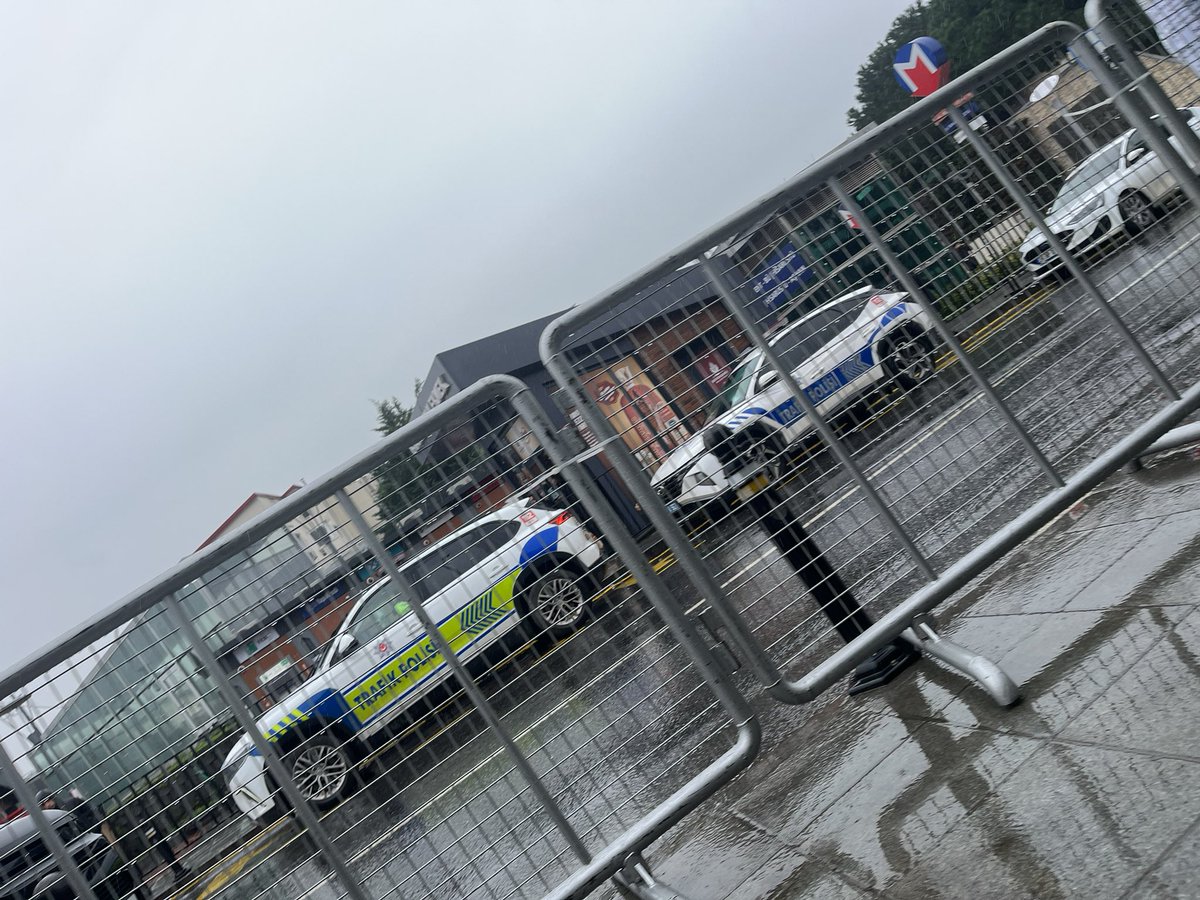 Boğaziçi Üniversitesi | 13 Şubat sabahı 12.00

Güney kampüs kız yurdu sabahın köründe tahliye edilmiş, kuzey kampüsten hisar kampüse kadar devasa bir alan polis ablukasında. Metroya ve kampüslere giriş çıkışta polis üst araması yapıyor. Sokaklarda adım başı sivil polisler duruyor